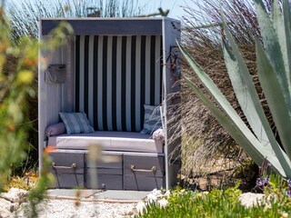 Gemütlicher Strandkorb im Garten