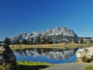 Wilder Kaiser spiegelt sich im Schlosserbergsee (c