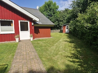 Eingangsbereich mit Gartenhütte