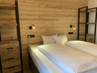 Schlafzimmer mit Balkon im 1. Stock