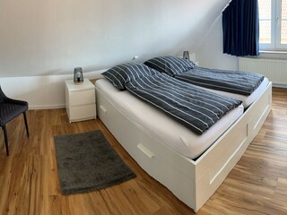 Schlafzimmer 1