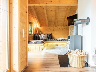 Wohnzimmer mit gemütlichem Kamin