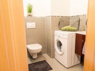 Toilette mit Waschmaschine