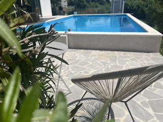 Sitzgelegenheit am eigenen Pool