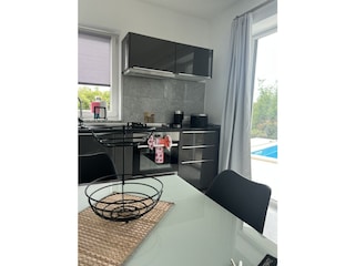 Küche mit Zugang zum Poolbereich