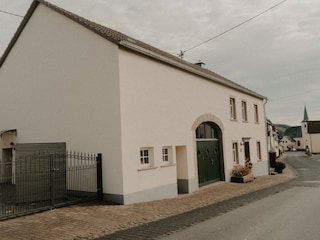 Außenansicht mit Blick ins Dorf