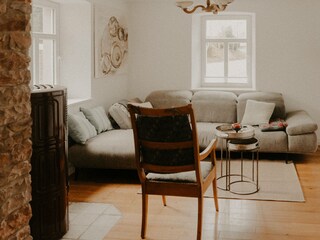 Wohnzimmer mit Blick zur Straße