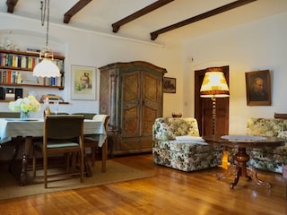 Wohnzimmer mit Essecke und Sitzgruppe