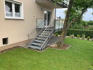 Balkon mit Zugang zur Wiese