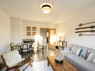 Wohnzimmer mit Couch und Esstisch