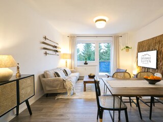 Wohnzimmer mit Zugang zum Balkon