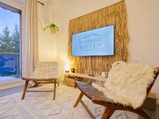 Gemütliche Einrichtung im Wohnzimmer mit HDTV