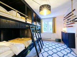 Großes Schlafzimmer mit Kajütenbetten