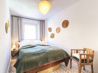 Kleines Schlafzimmer mit Doppelbett