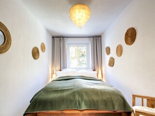 Kleines Schlafzimmer mit Doppelbett