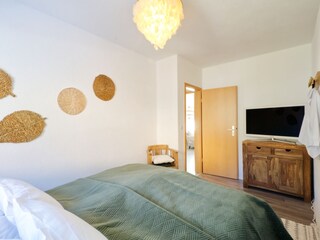 Kleines Schlafzimmer mit TV