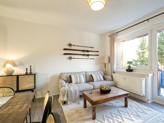 Wohnzimmer mit Balkon