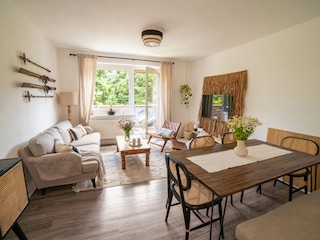 Gemütliches Wohnzimmer mit Essbereich und Ausblick