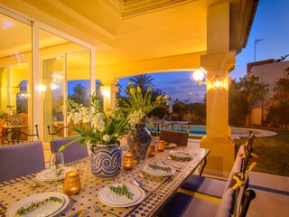 Essbereich auf der Terrasse mit Esstisch für 8 Personen