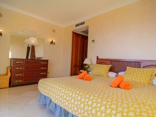 Gästezimmer mit Doppelbett und großen Kleiderschränken