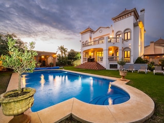 6 bedroom villa with large pool and BBQ area