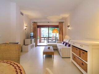4-Sitzer-Sofa, Couchtisch und Flachbildfernseher