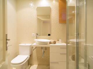 Ensuite-Badezimmer mit Glasduschkabine, Waschbecken