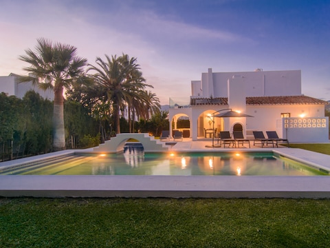 Villa Garten mit Pool am Strand