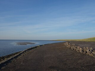 Der Blick vom Deich auf die Nordsee