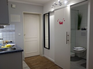 Die Küche mit Blick auf Bad und Schlafzimmer