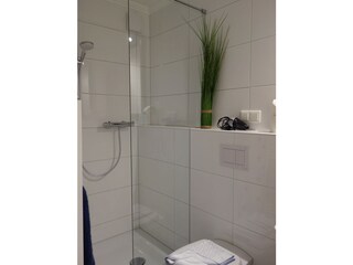 Das Bad mit Dusche