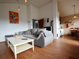 Wohnbereich mit Blick zur offenen Küche