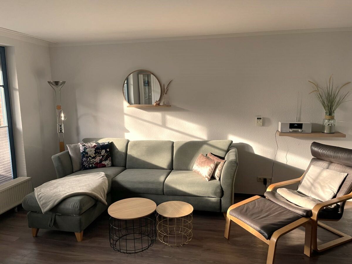 Gemütliches Wohnzimmer mit bequemer Couch und Holzmöbel