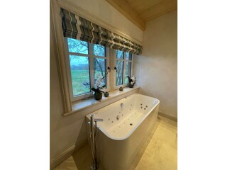 Badewanne mit Whirlpool-Funktion