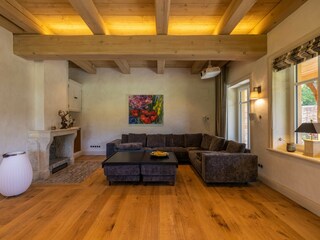 Wohnzimmer mit Kamin