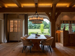 Essbereich mit Blick nach draußen