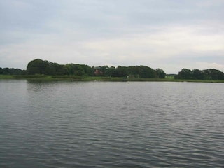 Blick vom Wasser auf das Wohnhaus