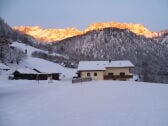 Haus mit Untersberg im Winter