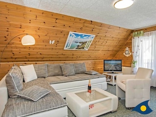 Wohnzimmer mit Zugang zum Balkon