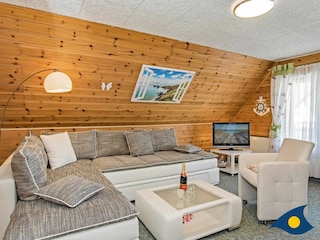 Wohnzimmer mit Zugang zum Balkon