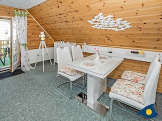 Wohnzimmer mit Zugang zum Balkon und Esstisch