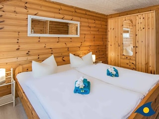 Schlafzimmer mit Doppelbett