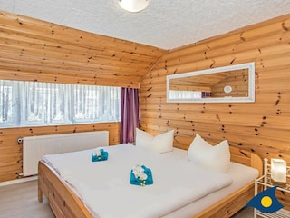 Schlafzimmer mit Doppelbett