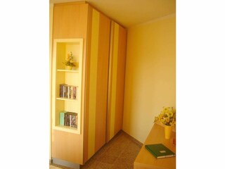 Schlafbereich mit Kleiderschrank