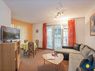 Wohnbereich mit Couch und TV