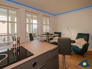 Wohnzimmer mit offener Küche