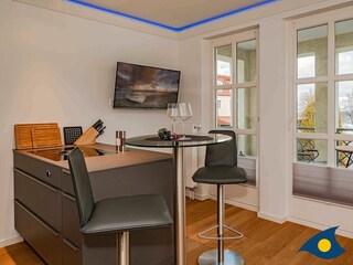 offene Küche mit Kücheninsel und Ausblick
