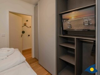 Schlafbereich mit Doppelbett und TV