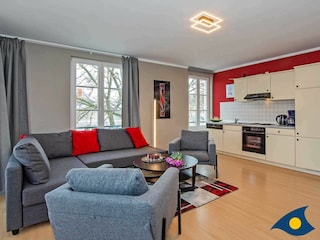 Wohnzimmer mit Essbereich und offener Küche