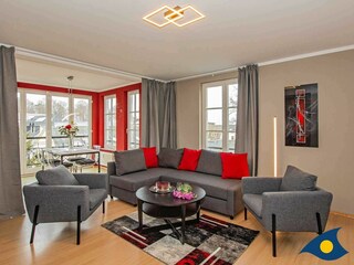 Wohnzimmer mit Essbereich und offener Küche